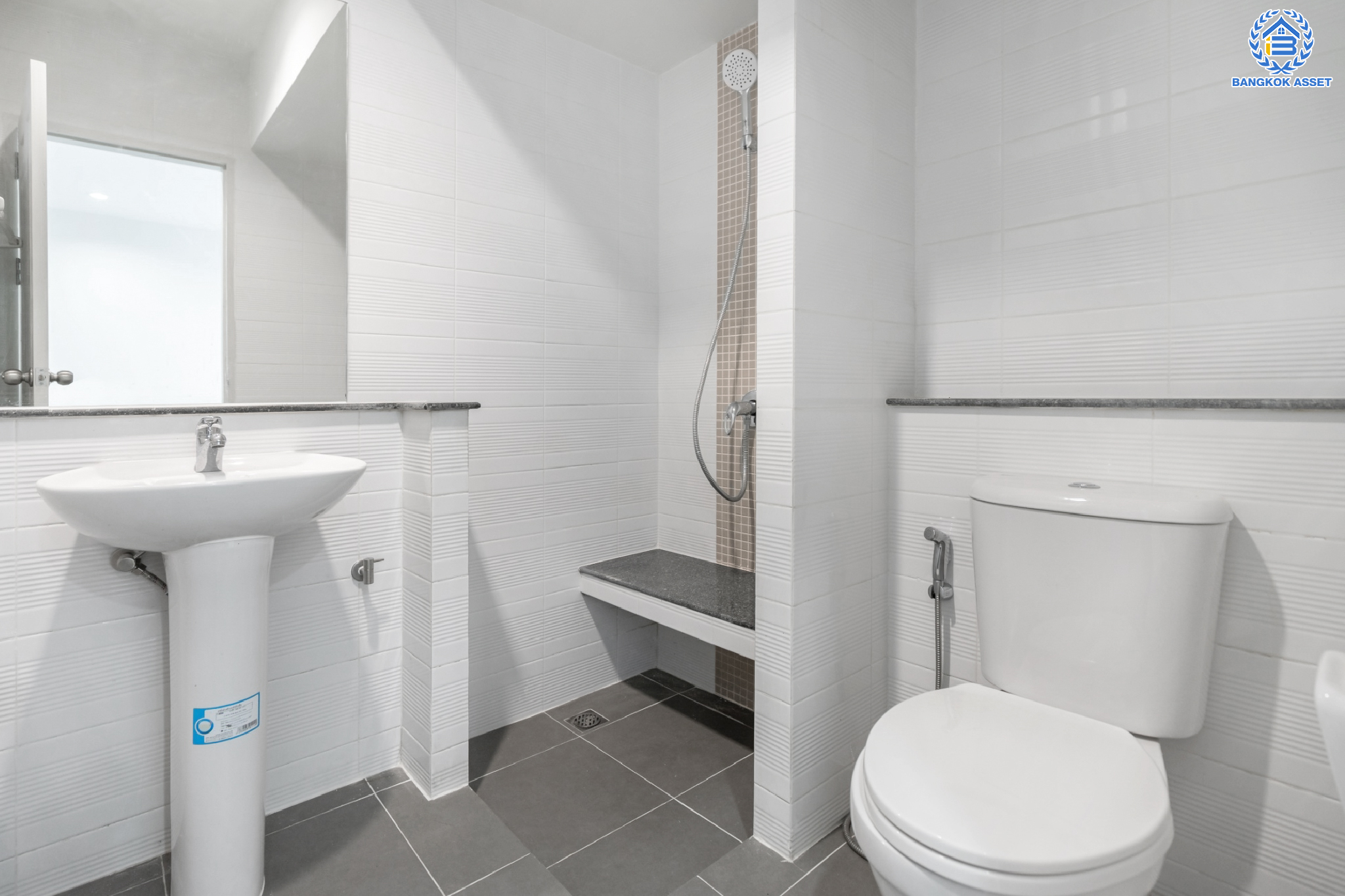 บ้านมือสองตกแต่งใหม่ แบรนด์ Property Perfect ม.เดอะวิลล่า ท่าอิฐ-รัตนาธิเบศร์ ทาวน์เฮ้าส์พร้อมอยู่ เนื้อที่ 18 ตร.ว. ฟังก์ชัน 3 ห้องนอน 2 ห้องน้ำ 1 ที่จอดรถ บนทำเลเชื่อมต่อทั้ง ถ.รัตนาธิเบศร์ และ ถ.ราชพฤกษ์ ใกล้รถไฟฟ้าสายสีม่วง "สถานีบางรักน้อยท่าอิฐ"